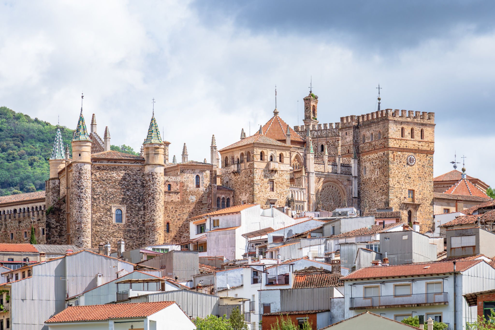 A Casa do Dragão: conheça cinco locais de filmagem da série que você pode visitar | Imagem aérea de Cáceres | Conexão123