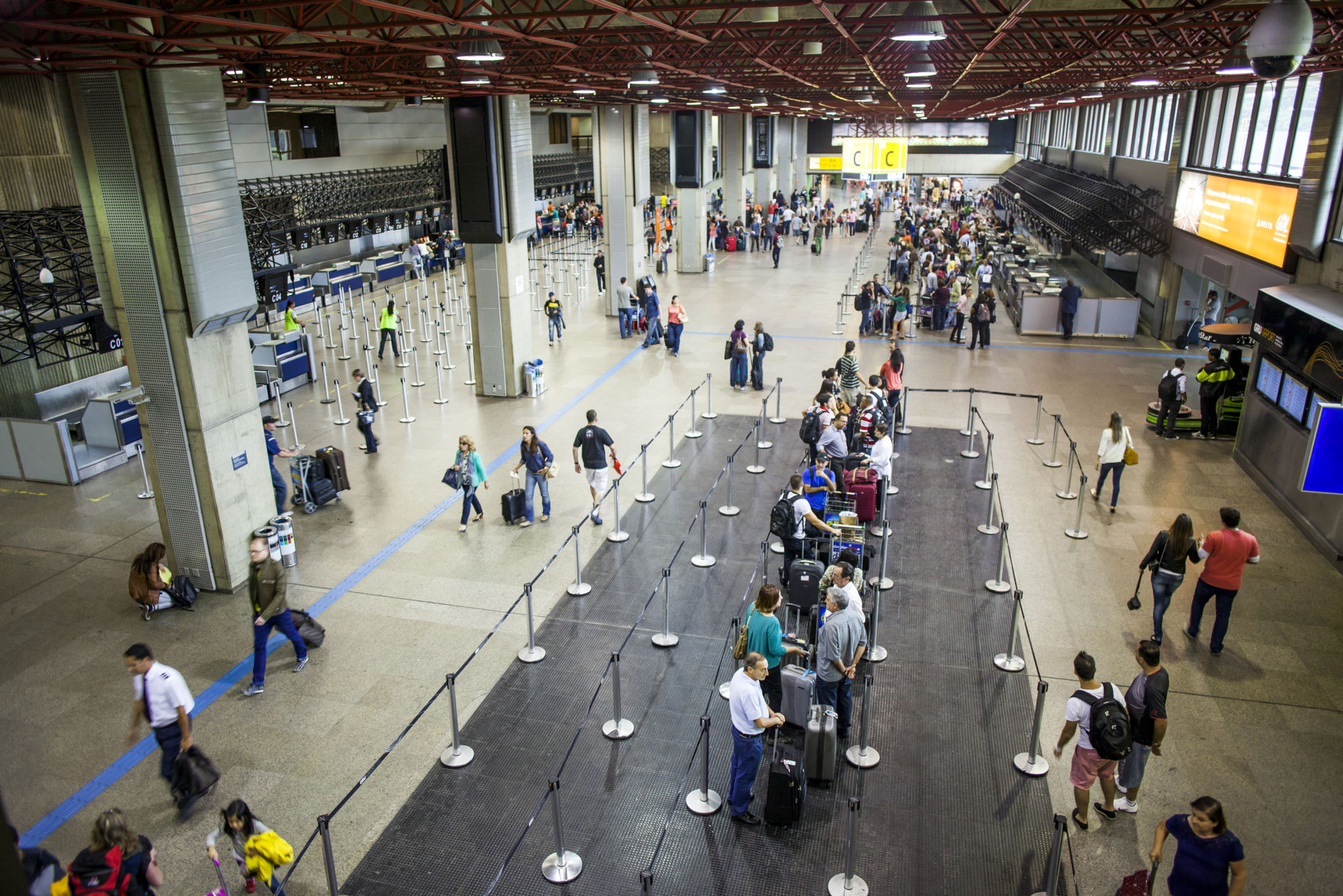 Aeroporto Internacional de Guarulhos, em São Paulo, movimentou 3 milhões de passageiros em julho | Imagem do saguão do aeroporto | Conexão123