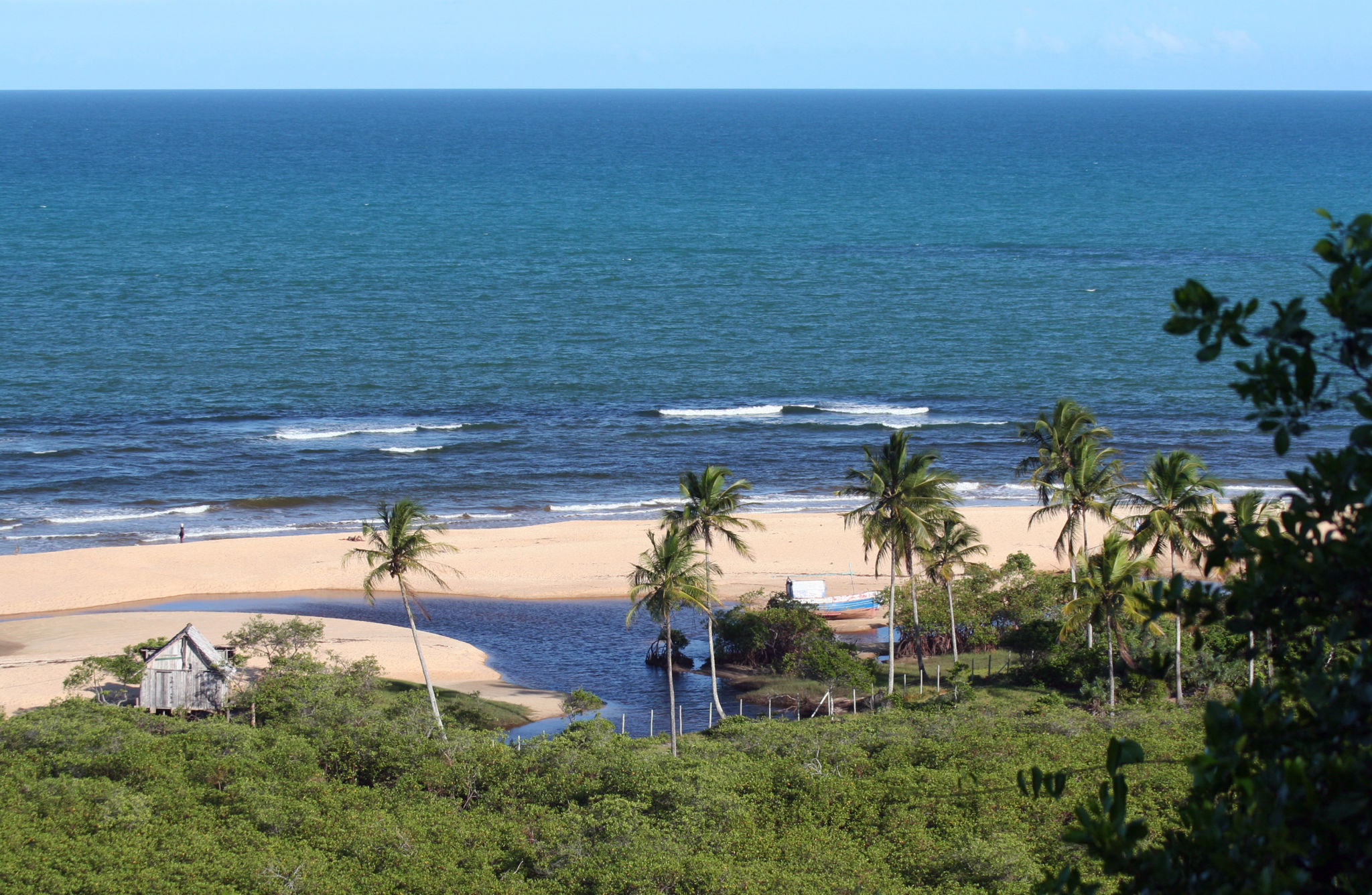 Busca por destinos de praia motiva metade das viagens de lazer dos brasileiros | Praia no litoral norte da Bahia | Conexão123