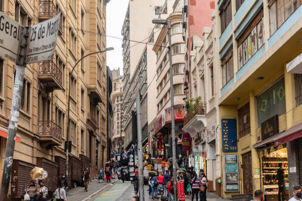 Descubra onde comprar barato em shoppings populares pelo Brasil | Rua 25 de Março | Conexão123