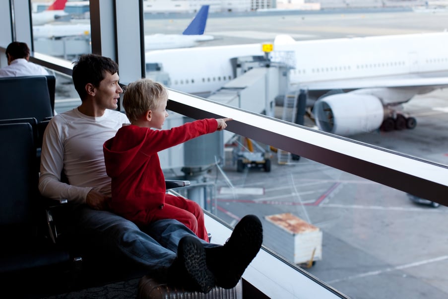 Dia dos Pais na 123milhas: promoções, descontos, dicas de viagem e muito mais | Pai e filho em aeroporto | Conexão123