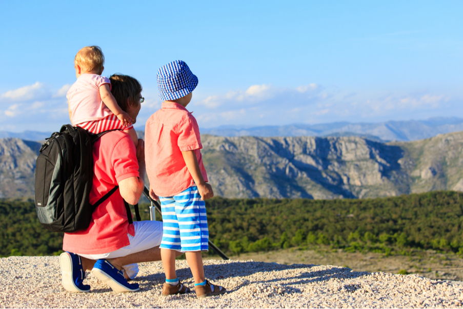 Dia dos Pais na 123milhas: promoções, descontos, dicas de viagem e muito mais | Pai e filhos olhando para montanhas | Conexão123