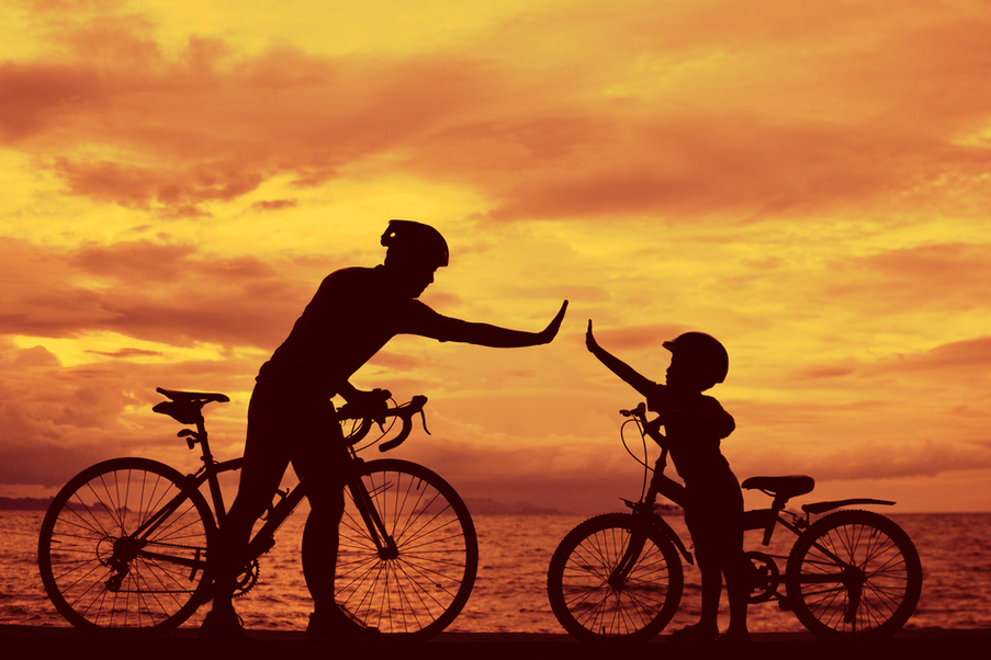 Turismo esportivo: passeios perto de São Paulo para pais e filhos | Pai e filho andando de bicicleta | Conexão123