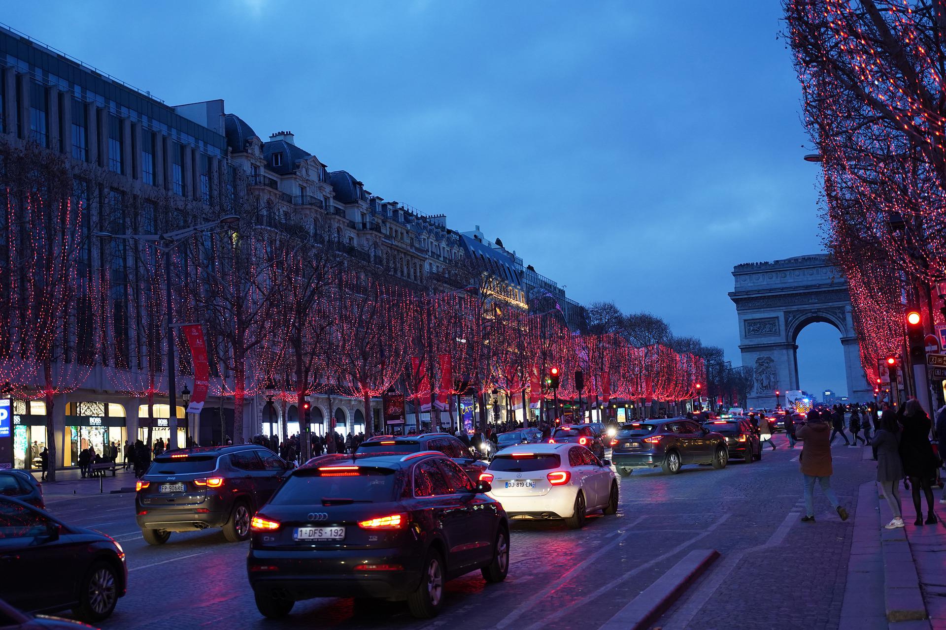 Uma volta pela Champs-Elysées, a avenida mais famosa do mundo
