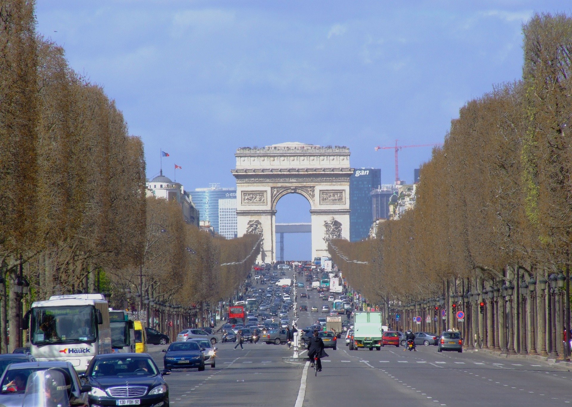 Uma volta pela Champs-Elysées, a avenida mais famosa do mundo