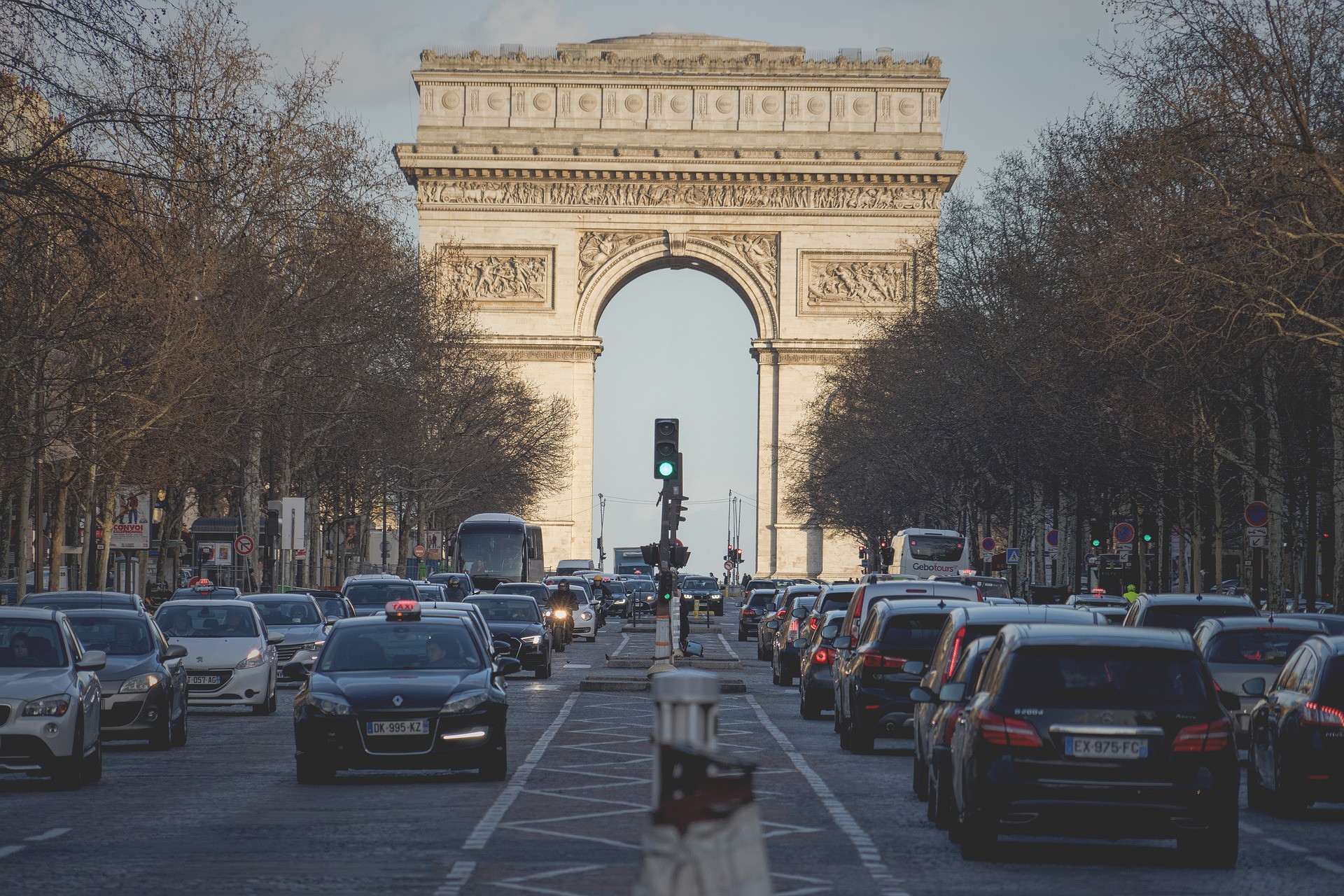 Uma volta pela Champs-Elysées, a avenida mais famosa do mundo