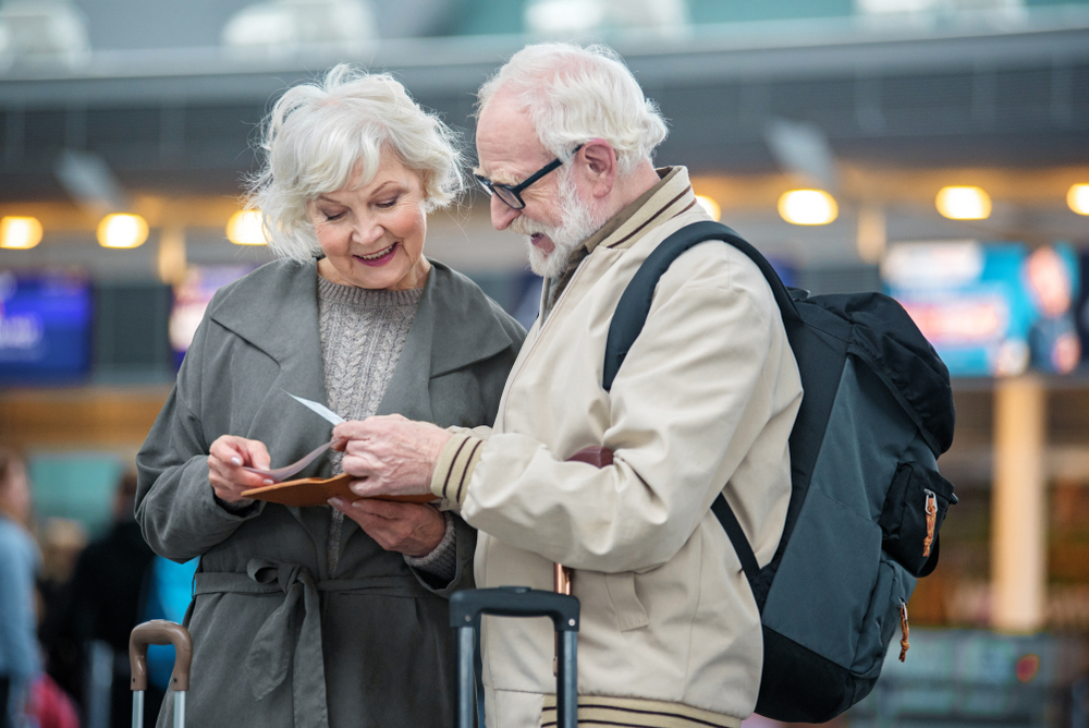 Assistência especial para idosos em viagens de avião | Idosos no aeroporto | Conexão123