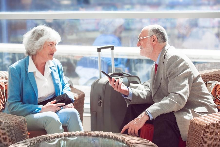 Assistência especial para idosos em viagem de avião: conheça esse e outros benefícios