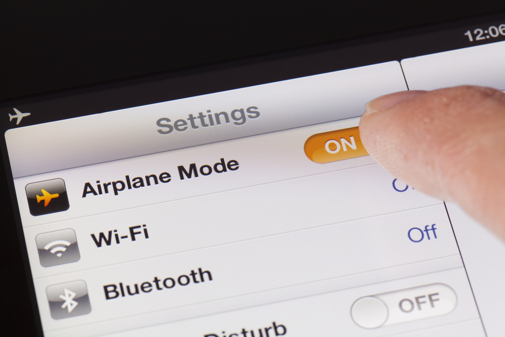 Celular no avião: dicas de como utilizar seu aparelho eletrônico em voos | Celular no modo avião | Conexão123
