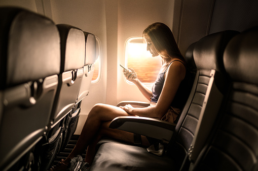 Celular no avião: dicas de como utilizar seu aparelho eletrônico em voos