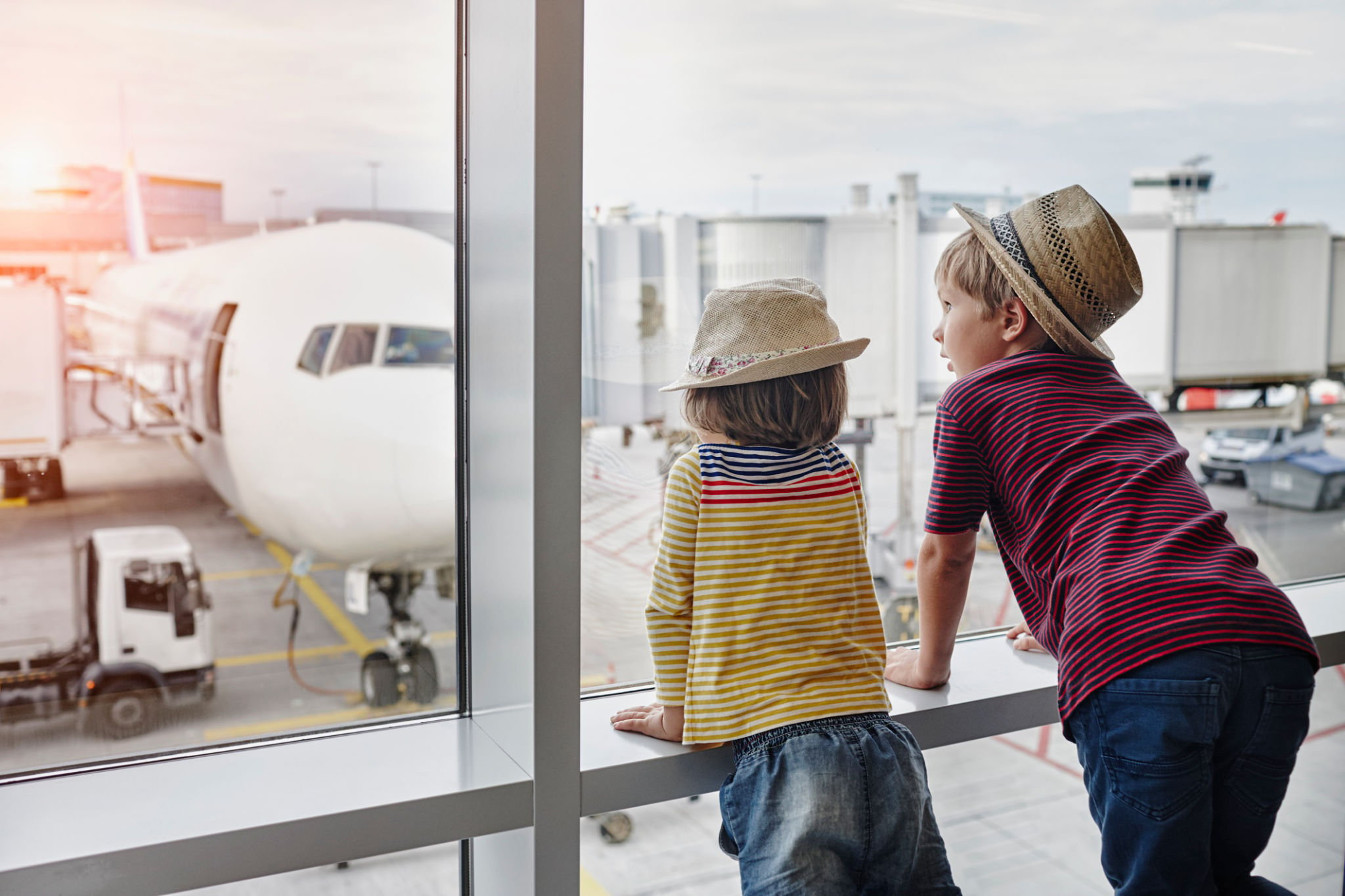 Documentos necessários para viagem internacional: conheça o checklist para visitar outros países | Crianças no aeroporto | Conexão123