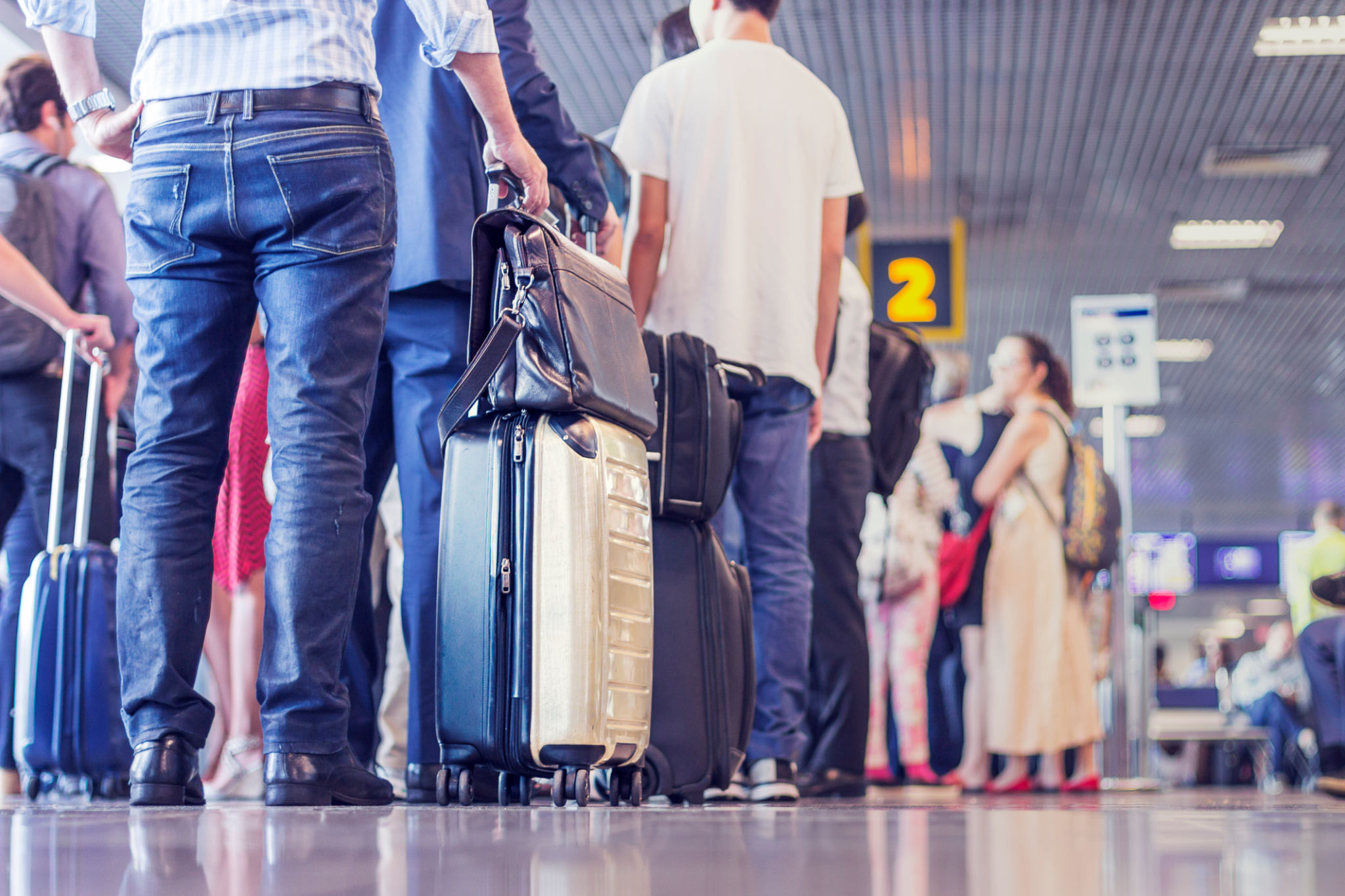 Documentos necessários para viagem internacional: conheça o checklist para visitar outros países | Passageiros esperando para fazer check-in | Conexão123