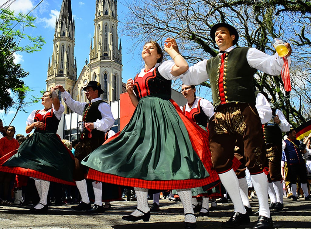 Oktoberfest no Brasil: conheça as principais festas espalhadas pelo país | Participantes em trajes típicos | Conexão123