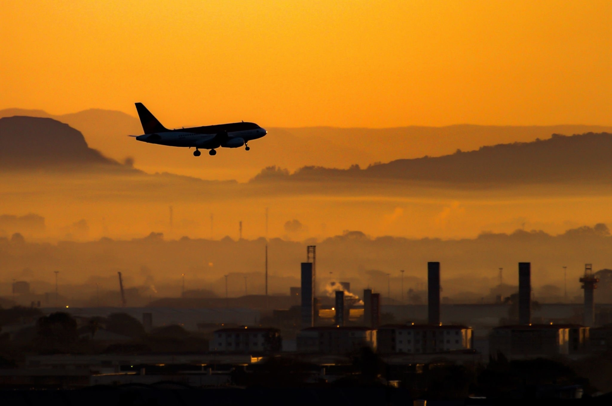 Voos para temporada de verão: Brasil ganha 26 rotas aéreas em cinco estados | Imagem de avião no pôr do sol | Conexão123