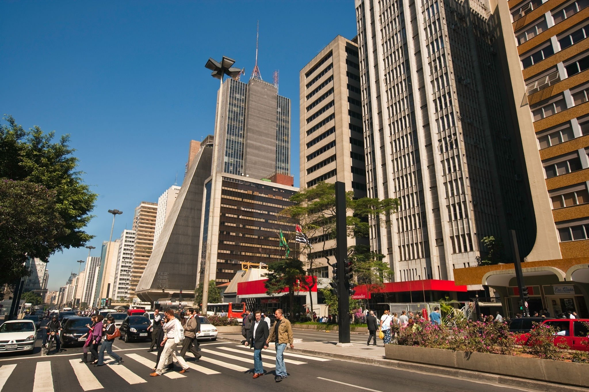 Walking tour no Brasil: conheça quatro destinos ideais para um passeio a pé guiado | Avenida Paulista | Conexão123
