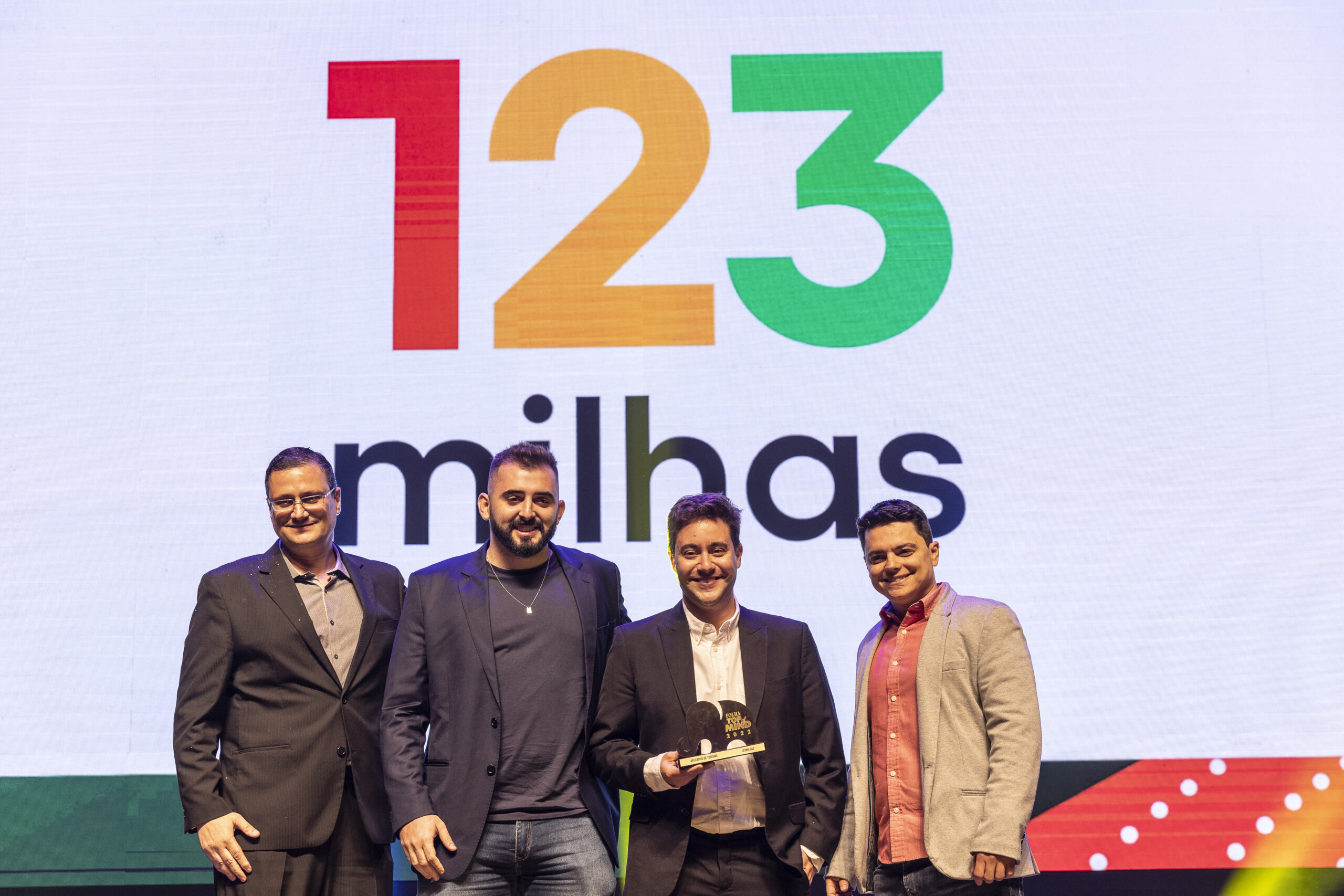 123milhas vence prêmio Folha Top of Mind 2022 | Equipe 123 com Troféu Folha Top of Mind 2022 | Conexão123