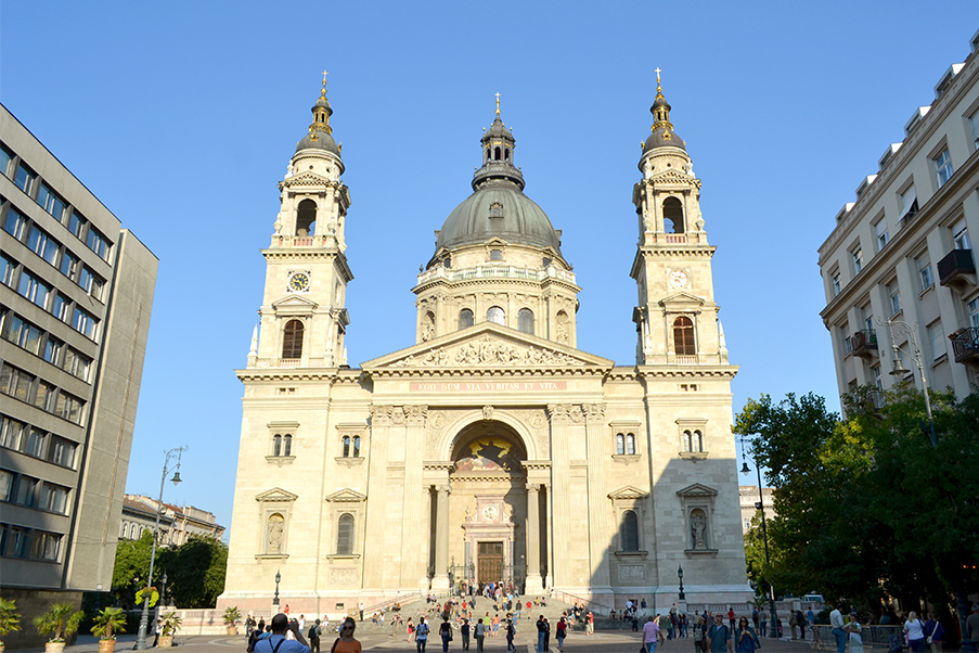A Basílica de Santo Estevão, em Budapeste, possui 96 metros de altura, 55 metros de largura e 87 metros de comprimento