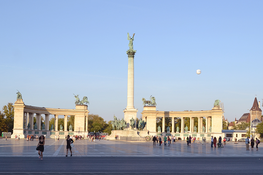 A Praça dos Heróis possui estátuas que homenageiam os líderes das sete tribos que fundaram a Hungria