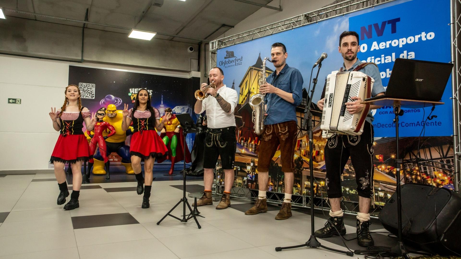 Aeroporto Internacional de Navegantes ganha mais de 30 voos extras durante Oktoberfest Blumenau | Banda típica | Conexão123