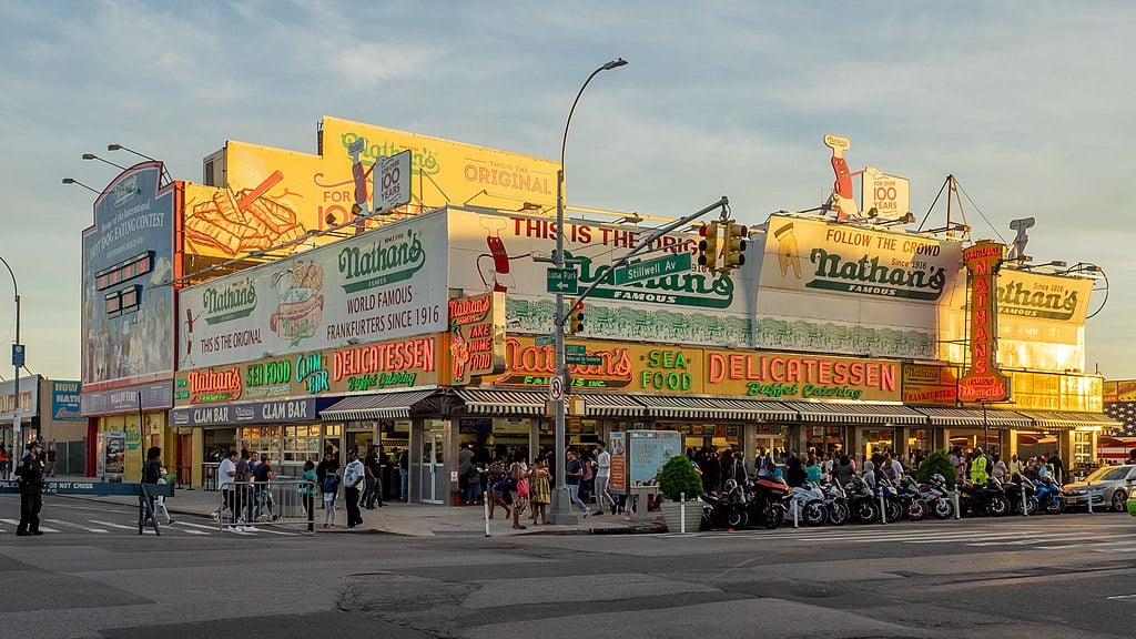 Lugares para comer em Nova York: melhores restaurantes | Nathan’s Famous | Conexão123