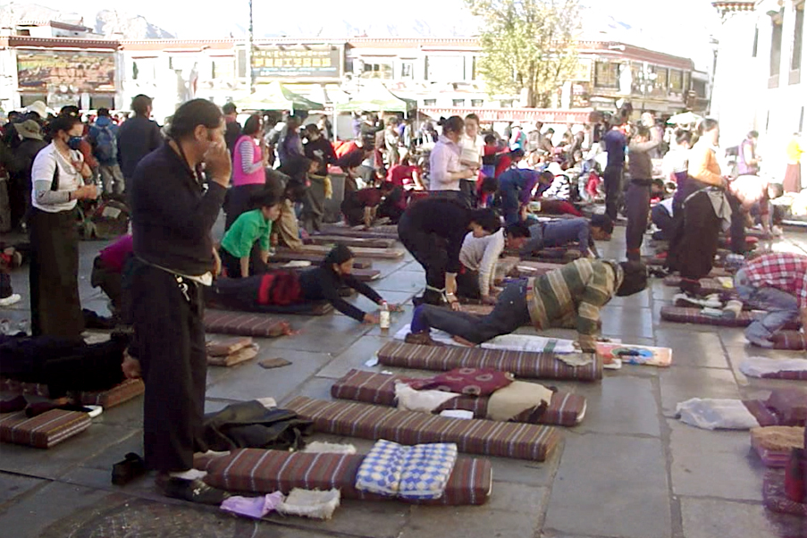 Dezenas de budistas orando em frente ao templo Jokhang