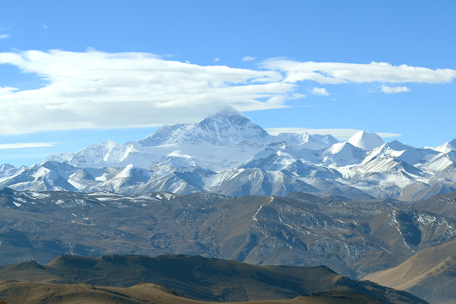 Mesmo parcialmente coberto pels nuvens, o Monte Everest se destaca na Cordilheira do Himalaia
