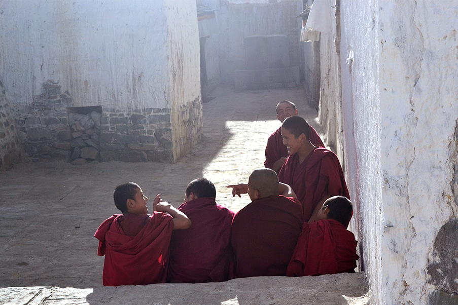 Monges do Monastério Tashi Lhunpo em um momento de descontração