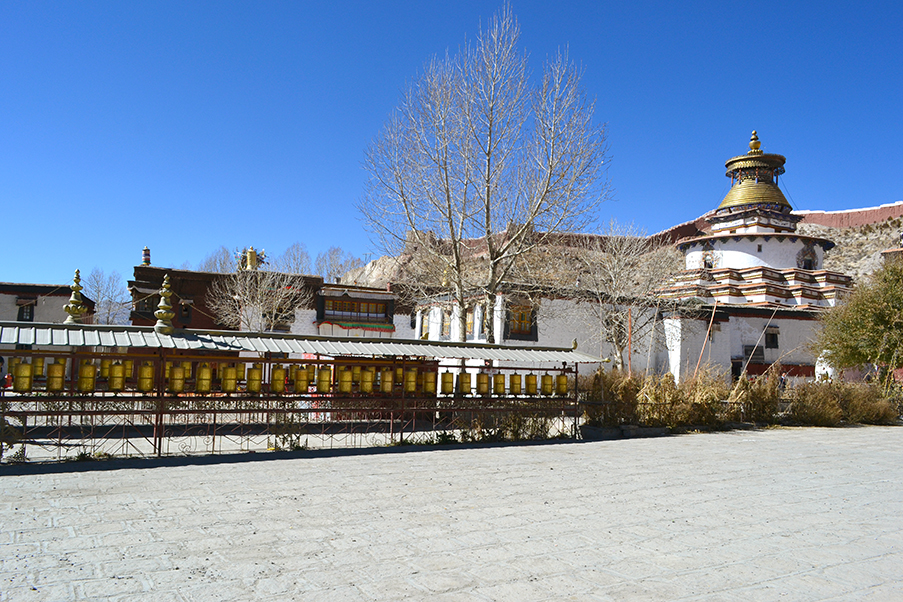 O Monastério Pelkor Chode é um dos principais templos da região. Ele foi construído em 1.418