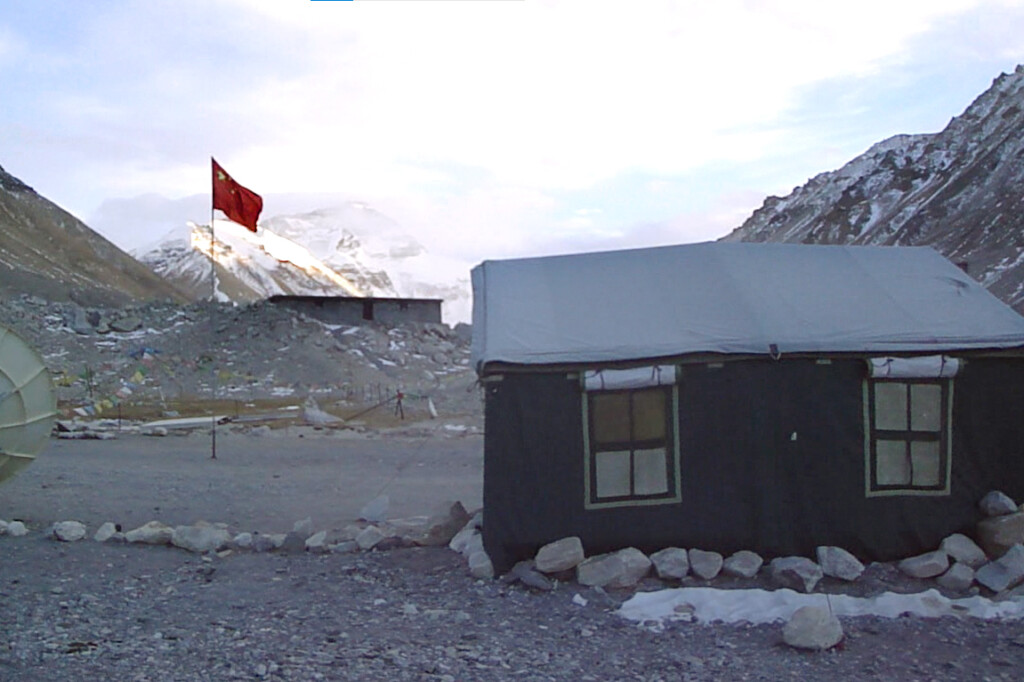 O Monte Everest Base Camp é vigiado 24 horas por soldados, para impedir a travessia ilegal da fronteira com o Nepal