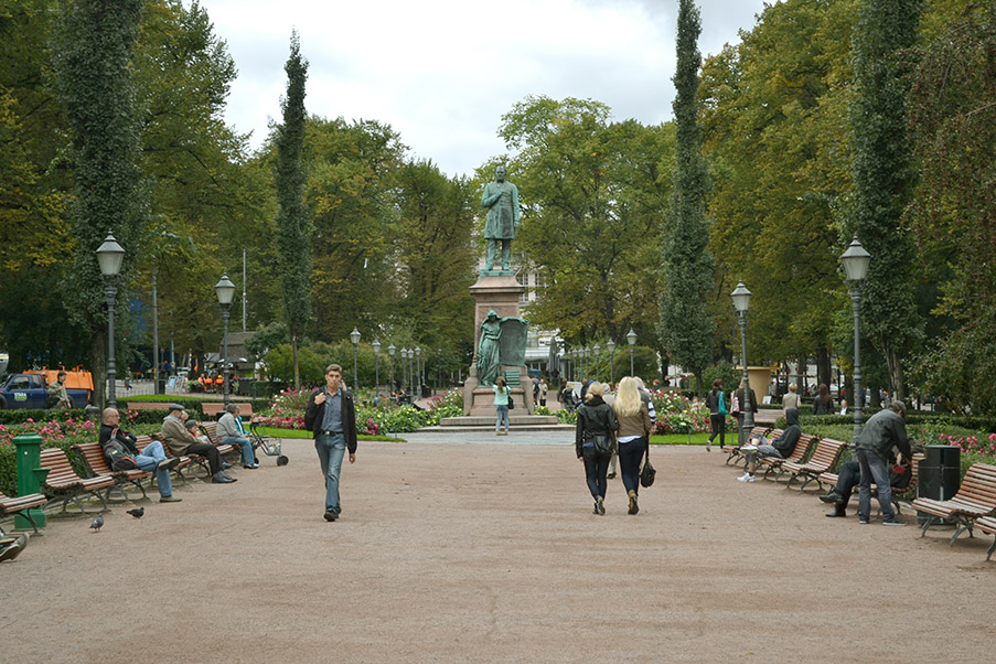 O agradável Parque Esplanadi no centro de Helsinque