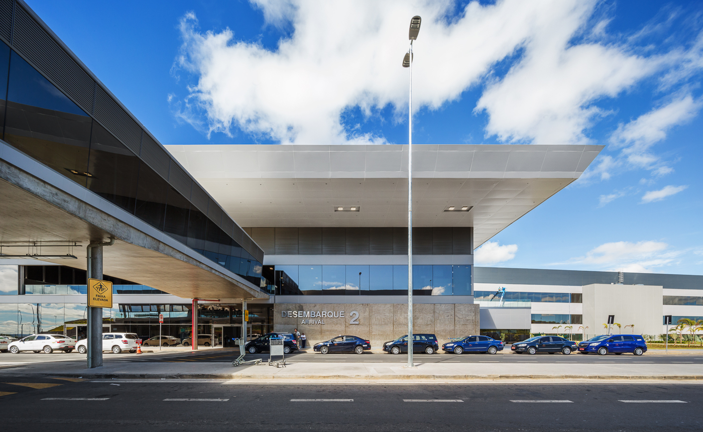 Aeroporto Internacional de Belo Horizonte oferece ponto de recarga para carro elétrico | Entrada do aeroporto | Conexão123