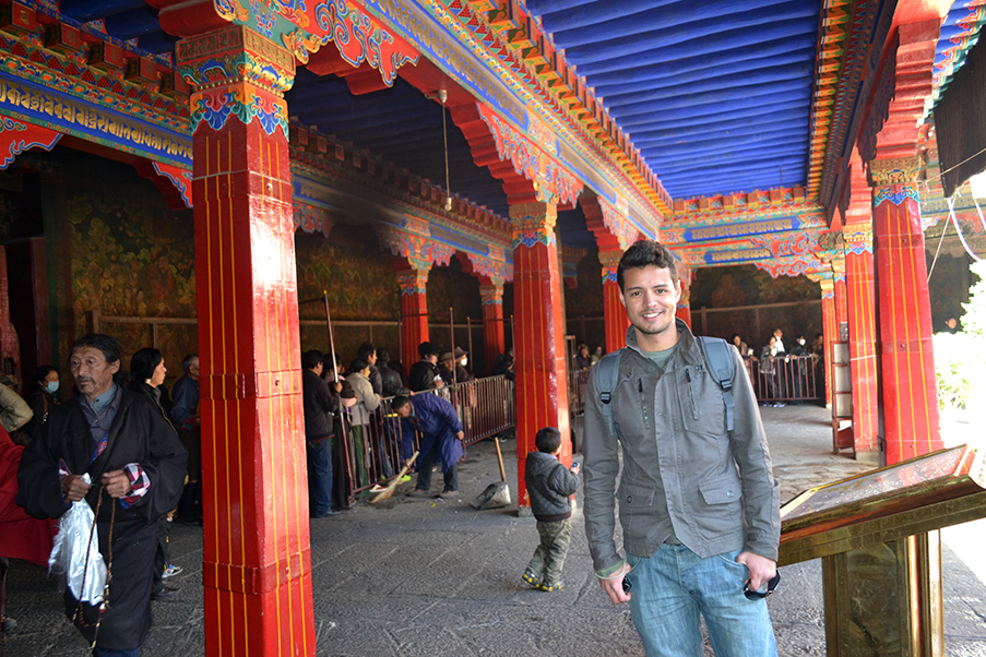 As paredes das dependências internas do templo Jokhang são bastante coloridas