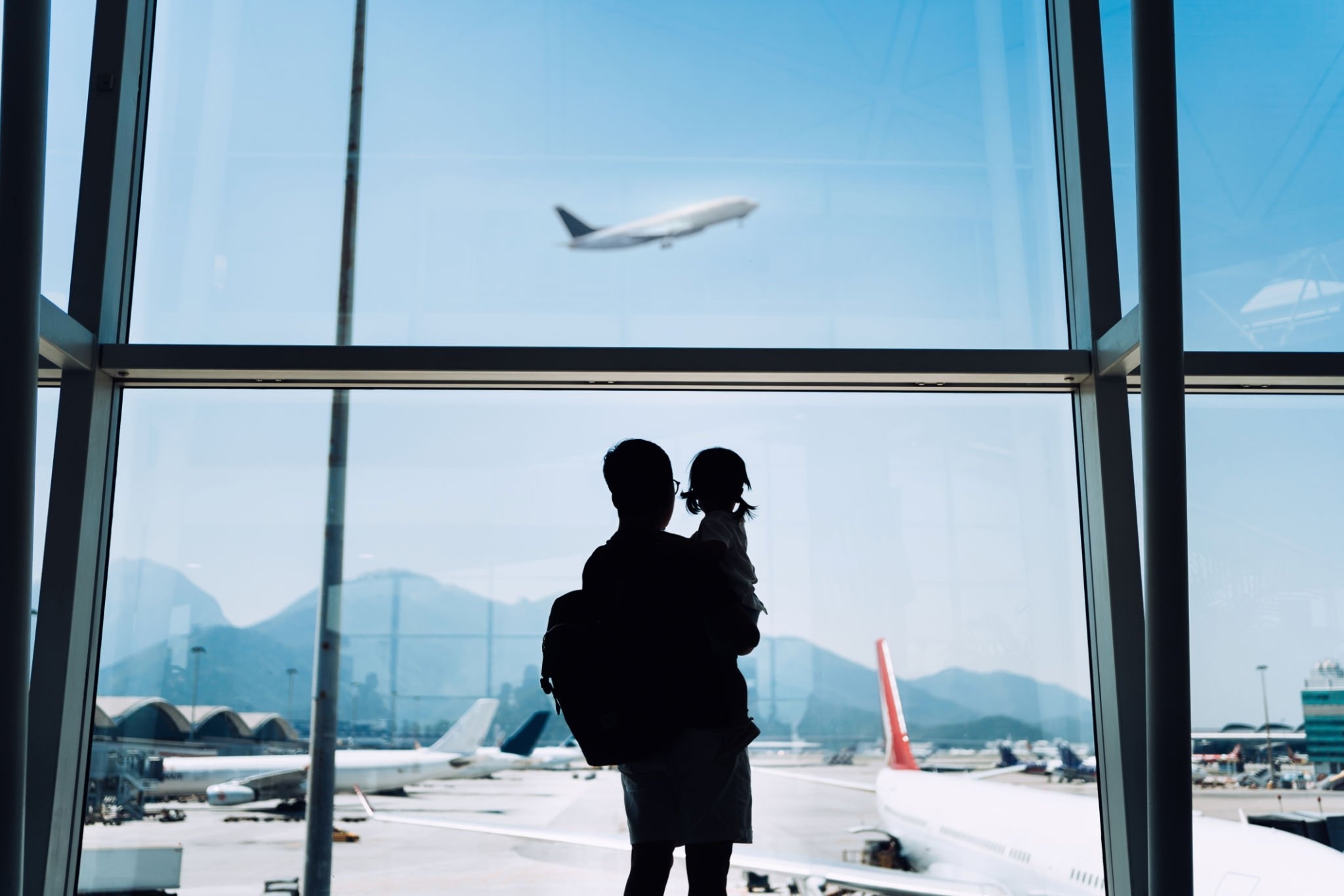 Black Week 123milhas: promoções imperdíveis de passagens aéreas para a Europa | Pessoas no aeroporto | Conexão123