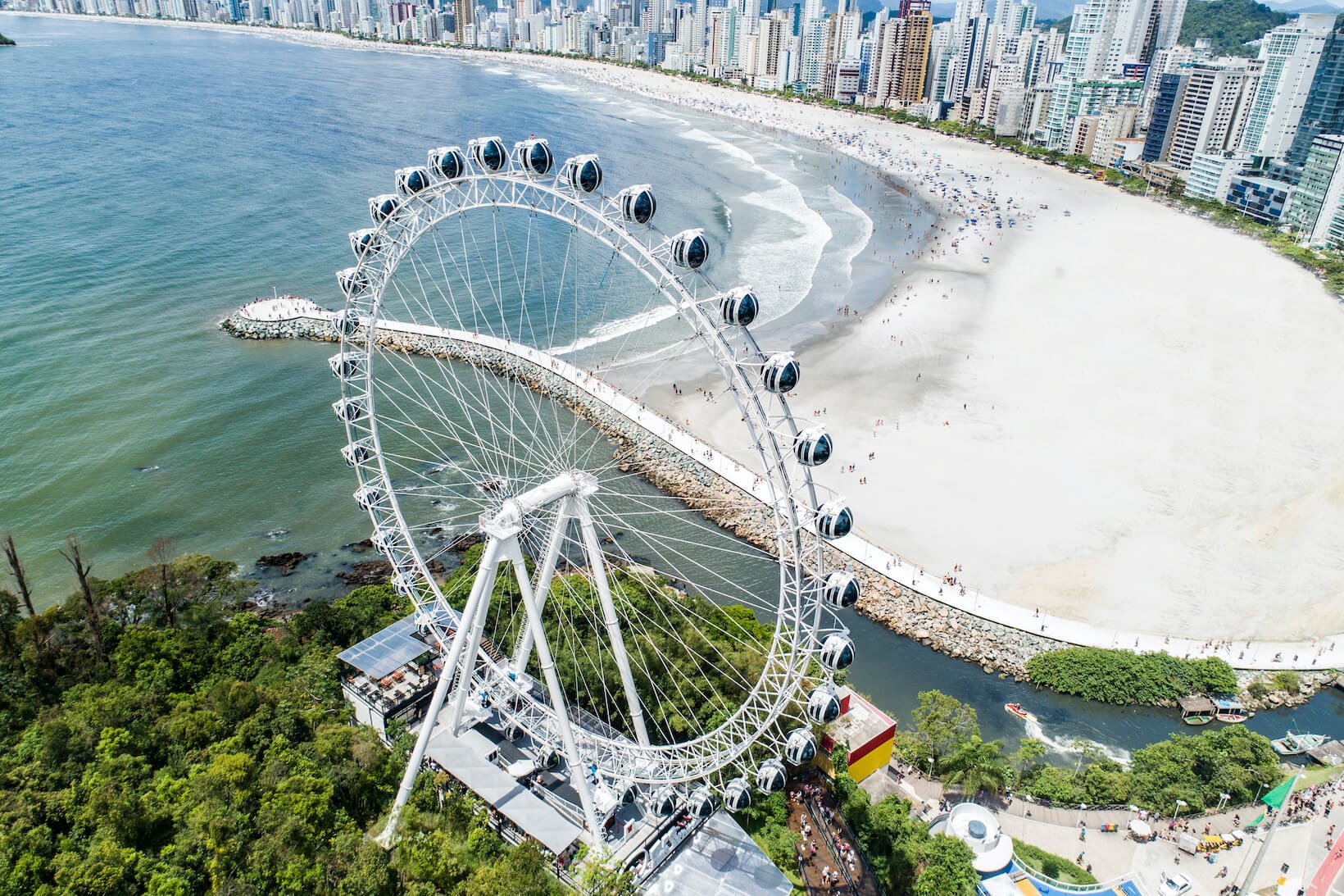 Conheça cinco destinos para viajar no verão em família | Roda gigante de Balneário Camboriú | Conexão123