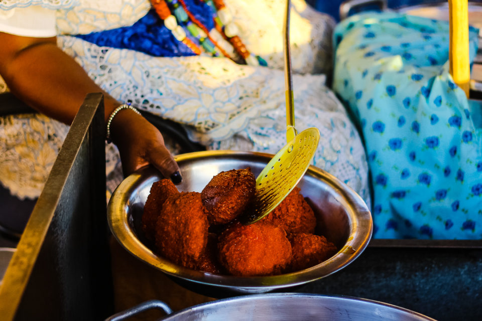 Descubra onde comer acarajé na Bahia