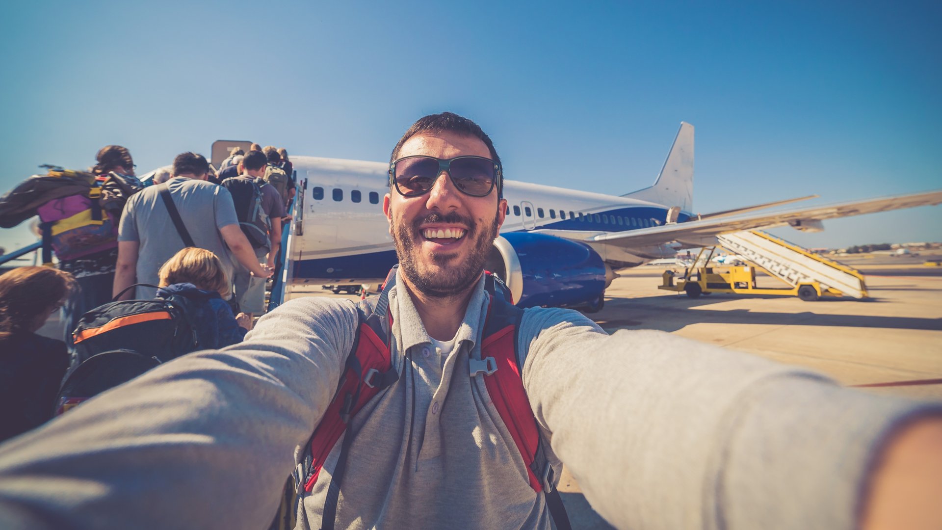Parceria entre Banco BRB e 123fidelidade oferece aos clientes vantagens em dobro para viajar | Selfie homem viajando de avião | Conexão123