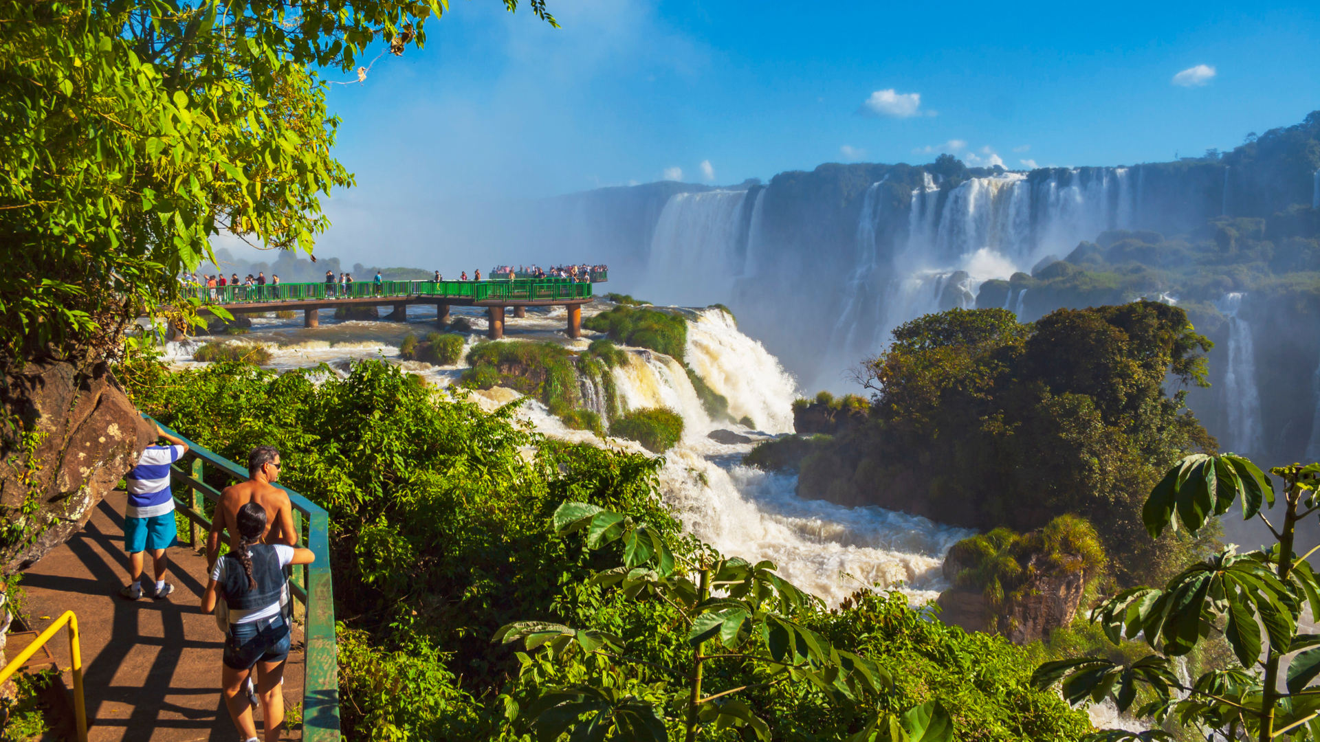 Saiba como aproveitar as Cataratas do Iguaçu ao máximo | Turistas nas Cataratas do Iguaçu | Conexão123