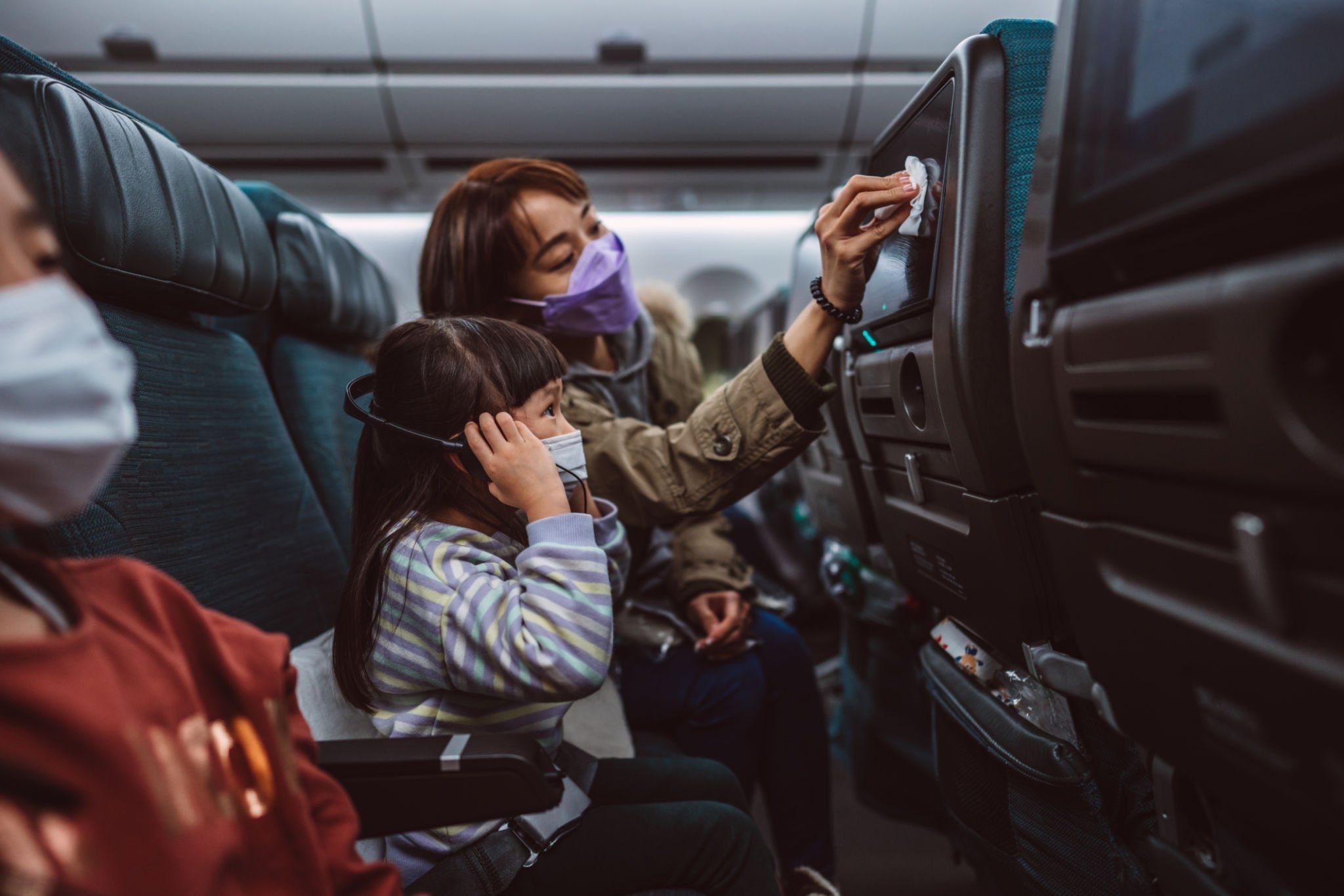 Uso de máscaras em aviões e aeroportos volta a ser obrigatório | Pessoas no aeroporto | Conexão123
