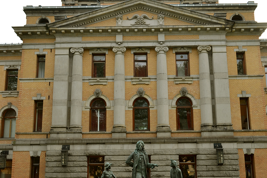 Inaugurado em 1899, o Teatro Nacional é um dos maiores teatros para a dramaturgia norueguesa.