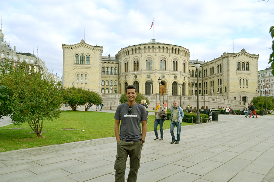 O prédio do Parlamento da Noruega possui uma bela arquitetura