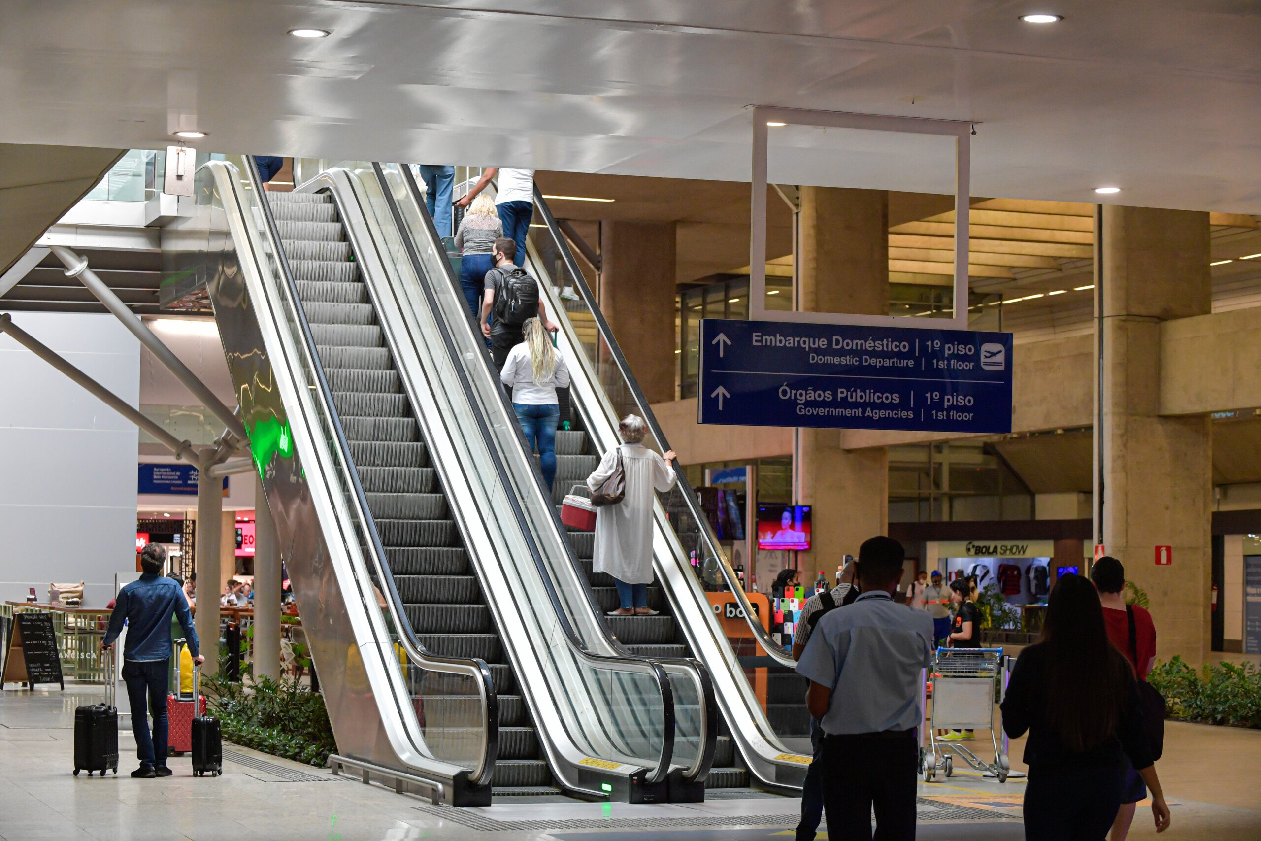Aeroporto Internacional de Belo Horizonte deve receber 1 milhão de passageiros em dezembro | Escadas do aeroporto | Conexão123