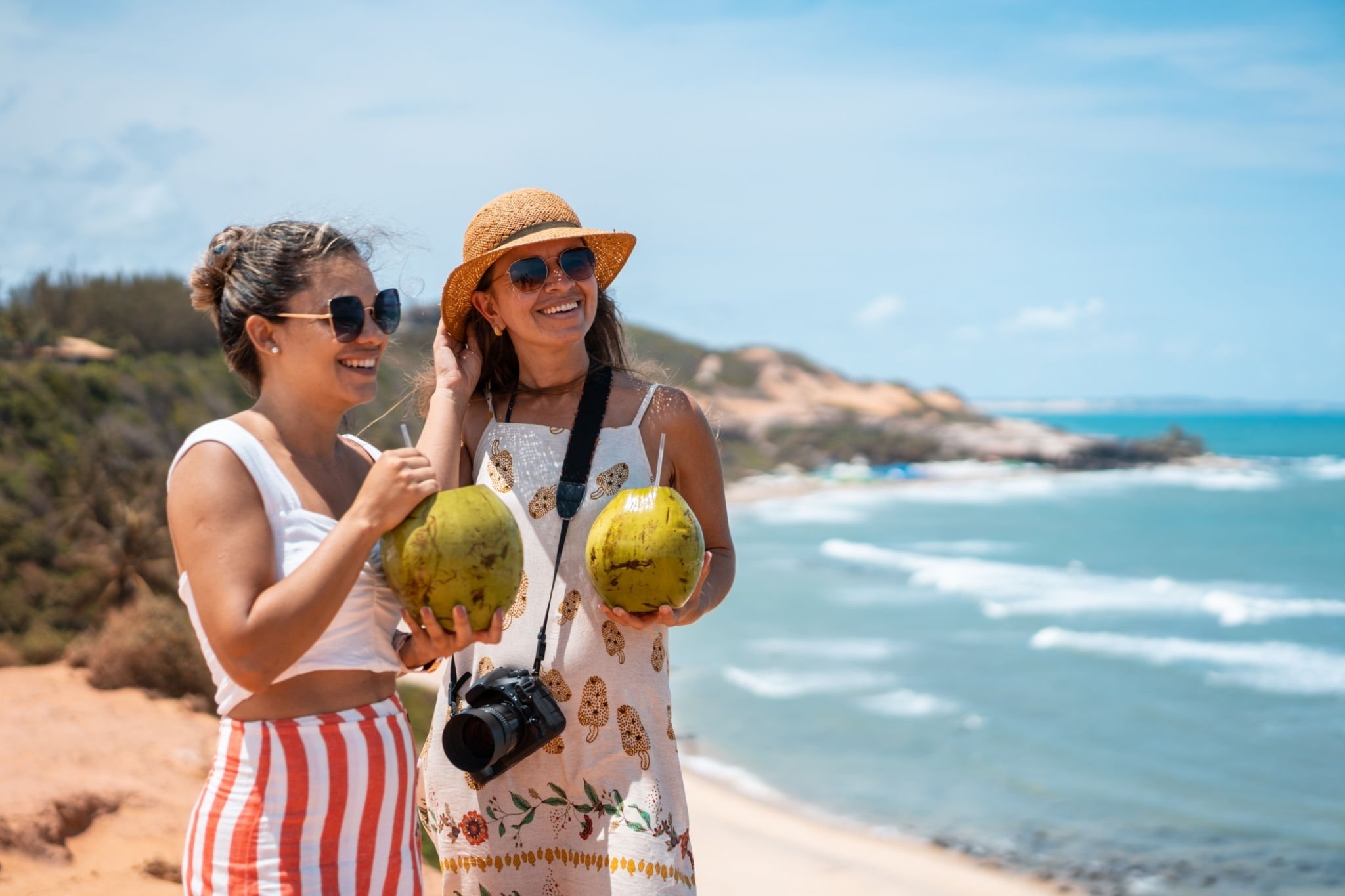 Tendências no turismo em 2023: pacotes de viagem são destaque | Turistas em praia | Conexão123