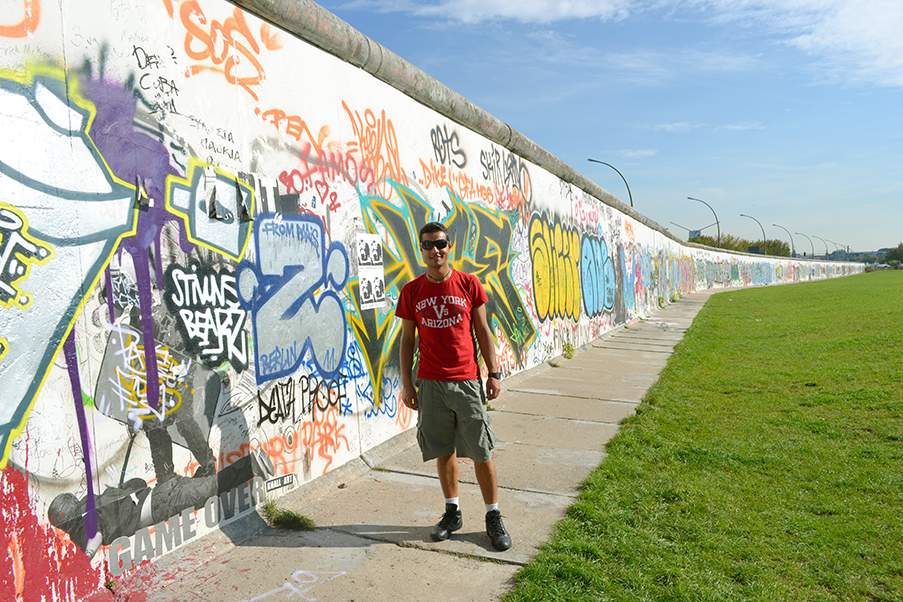East Side Gallery é a maior parte do muro. Os 1.300 metros são todos preenchidos com pinturas e grafites de diversos artistas.