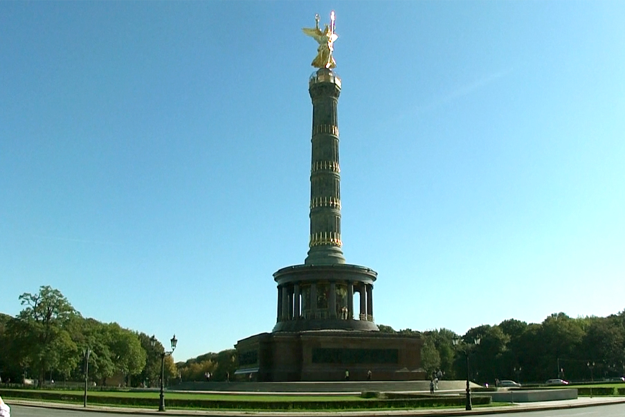 No topo da Coluna da Vitória fica a estátua de bronze de Vitória, que mede 8,3 metros e pesa 35 toneladas