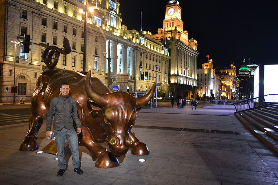 O Charging Bull é um forte simbolo do poder financeiro da China. Ao fundo, o prédio da Alfândega, com seu relógio e um sino feitos na Inglaterra