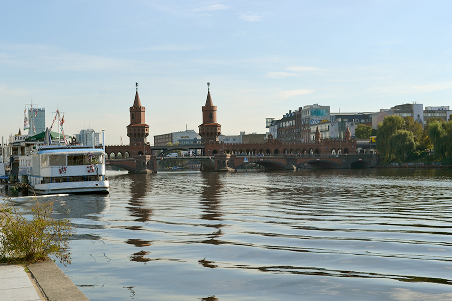 O Rio Spree é um dos principais rios de Berlim, com mais de 400 km. Vários barcos fazem o passeio margeando alguns pontos turísticos da cidade.