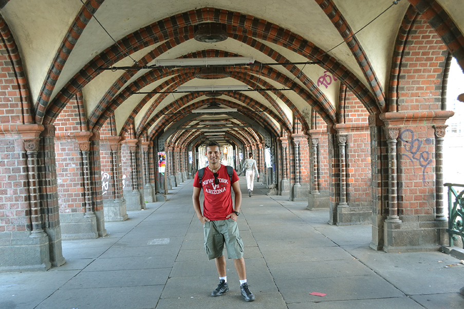 Os belos arcos da passagem de pedestres da ponte Oberbaum