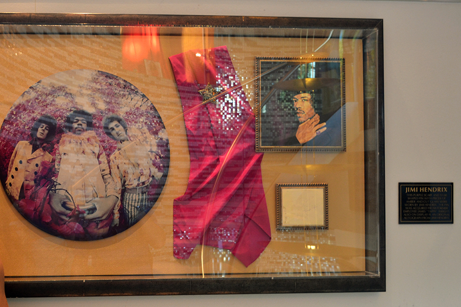 Peça de roupa usada por Jimi Hendrix em exposição no Hard Rock Cafe