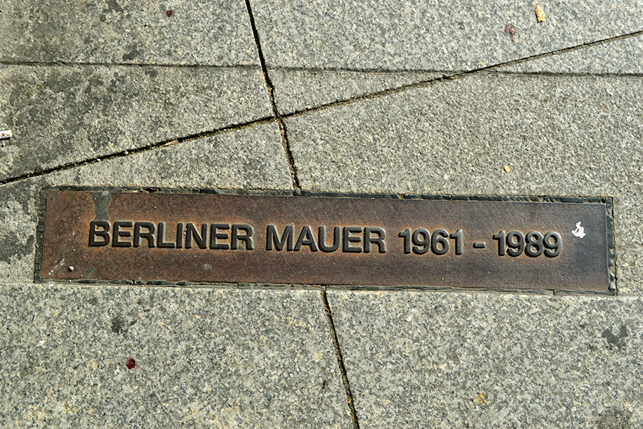 Placas indicativas dos locais em que o Muro de Berlim passava