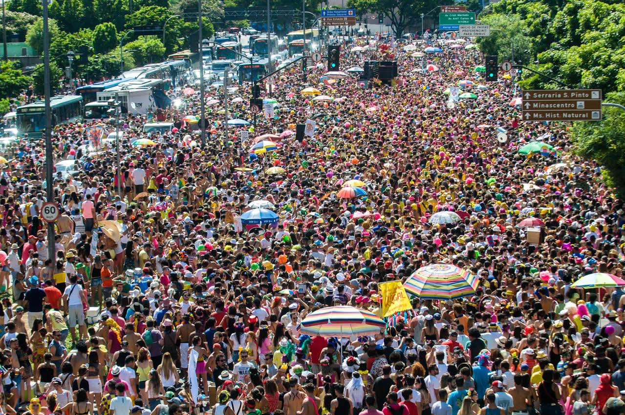 Carnaval em Belo Horizonte: saiba o que fazer e como aproveitar | Foliões nas ruas de Belo Horizonte | Conexão123